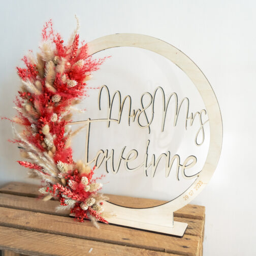 Gepersonaliseerd houten naamcirkel met droogbloemen huwelijkscadeau